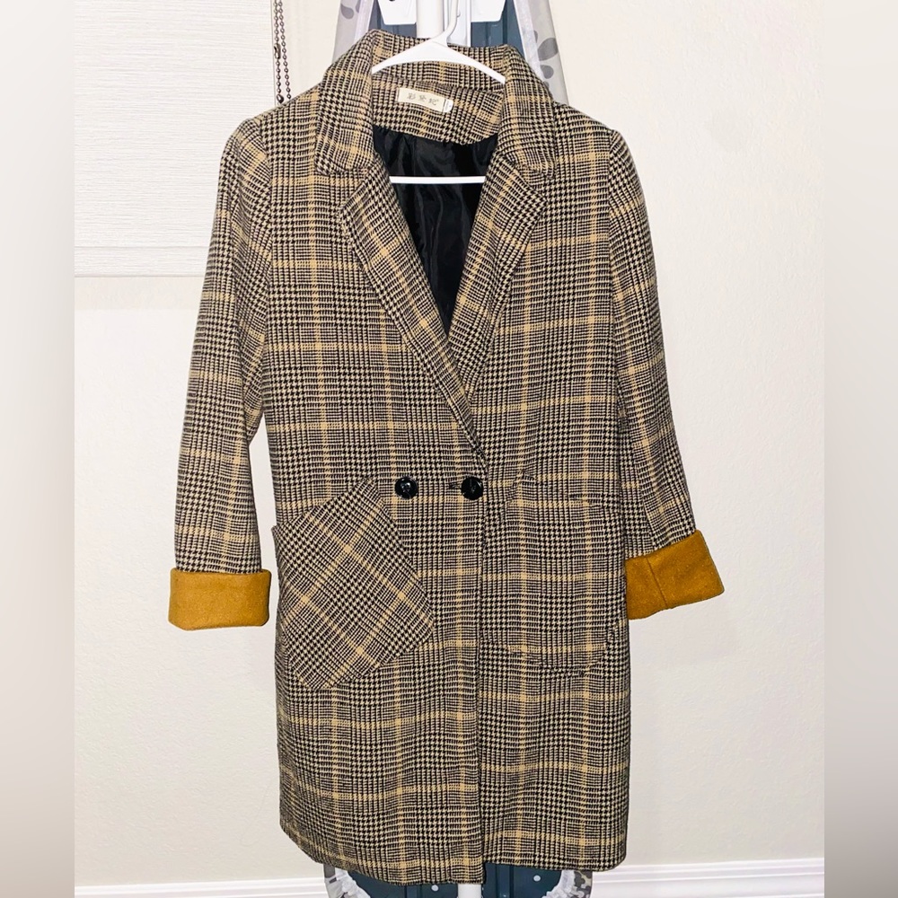 Beautiful Plaid Coat - Picture 4 of 11